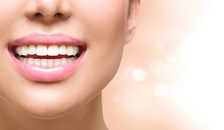 4 θεραπείες για να διορθώσετε τα στραβά δόντια