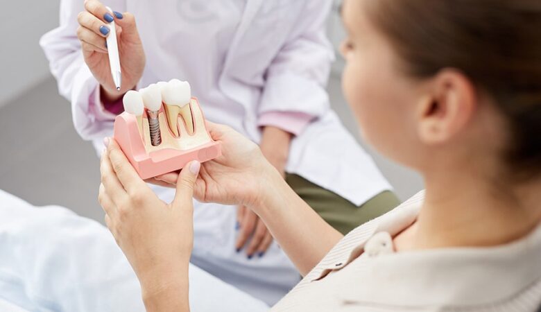 Αποκατάσταση Οδοντικών Εμφυτευμάτων: Προσθετική Ρίζα και Στέμμα