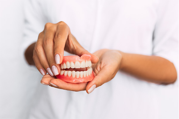 Πώς να προσαρμοστείτε σε νέες οδοντοστοιχίες εμφυτευμάτων