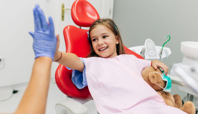 Μπορεί ένας παιδοδοντίατρος να αντιμετωπίσει προβλήματα ισιώματος δοντιών;